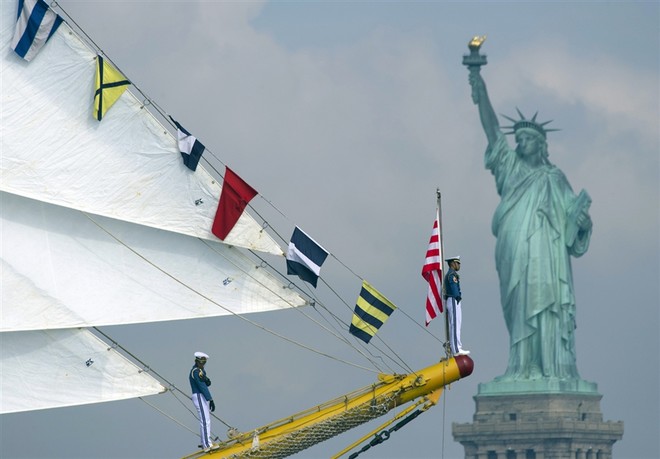 Dewaruci from Indonesia arrives - photo by Don Emmert AFP ©  SW